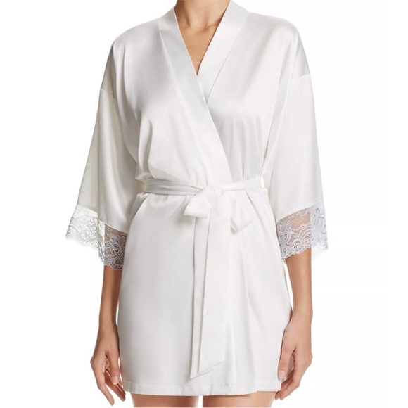 The Mrs. Robe - Picture 2 of 8